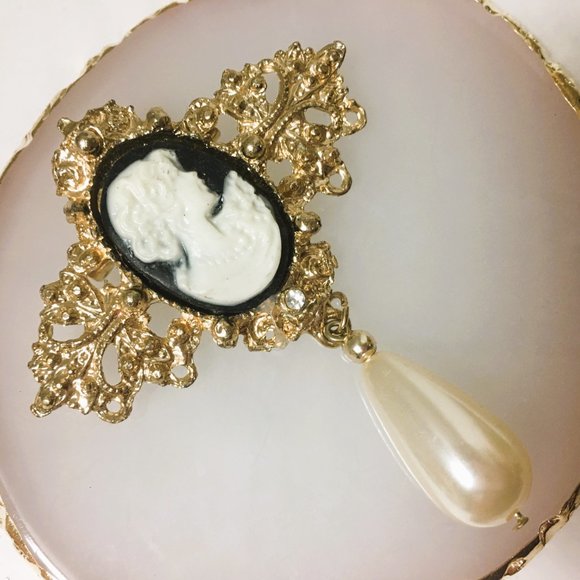 Retro Cameo brooch pin with faux pearl accent Victorian Regency goth - Picture 2 of 6